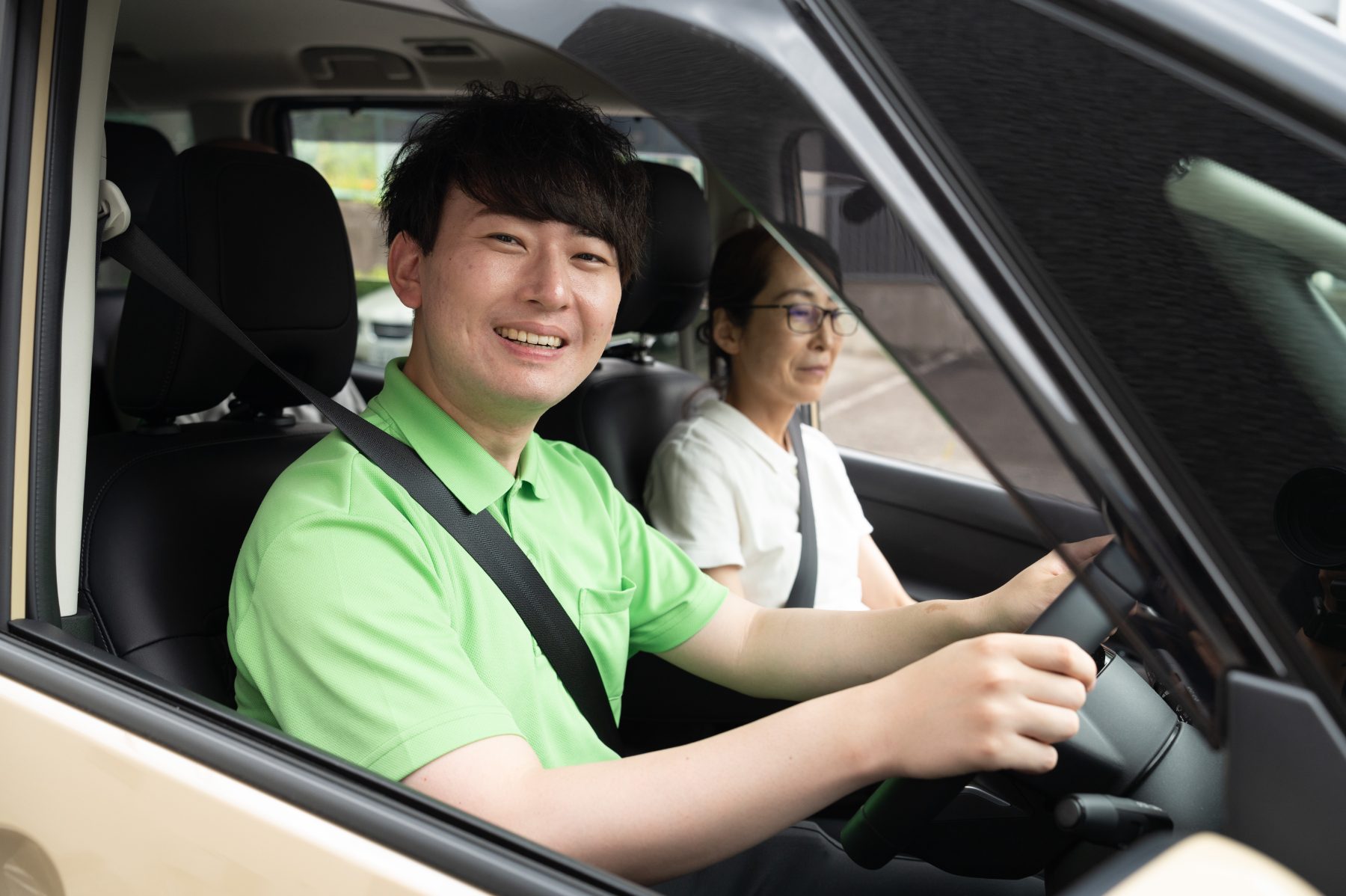 送迎車と運転スタッフ